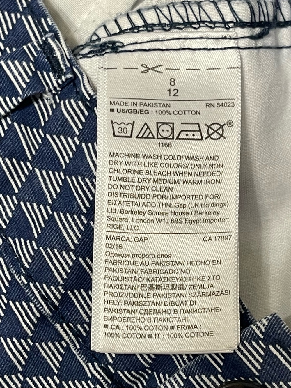 GAP Women’s 8 Reg Navy Geometric Triangle Print Shorts 5 Pockets 4” inseam - Picture 4 of 8